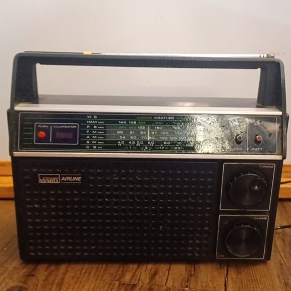 Vintage Montgomery Ward Airline FM/AM/CB 8 Band Radio